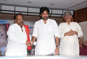 Mana-Cinemalu-Book-Launch-by-Pawan-Kalyan-02