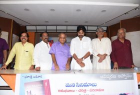 Mana-Cinemalu-Book-Launch-by-Pawan-Kalyan-03