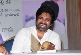 Mana-Cinemalu-Book-Launch-by-Pawan-Kalyan-07