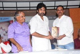 Mana-Cinemalu-Book-Launch-by-Pawan-Kalyan-09