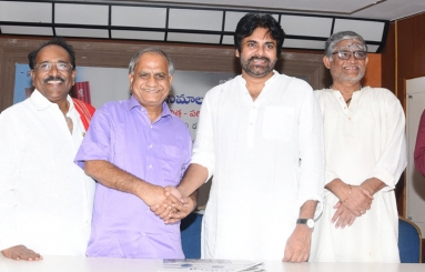 Mana-Cinemalu-Book-Launch-by-Pawan-Kalyan-10