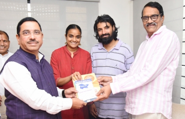 Minister-Pralhad-Joshi-Meets-Ashwini-Dutt-01