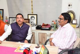 Minister-Pralhad-Joshi-Meets-Ashwini-Dutt-08