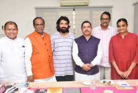 Minister-Pralhad-Joshi-Meets-Ashwini-Dutt-09