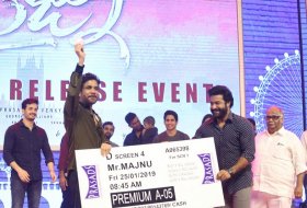 Mr-Majnu-Movie-Pre-Release-Event-09