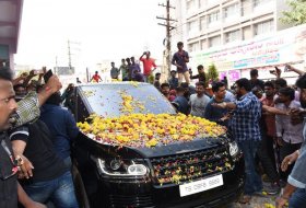 Mr-Majnu-Team-At-Sailaja-Theatre-Vijayawada-05