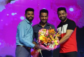 Naa-Nuvve-Movie-Pre-Release-Event-08