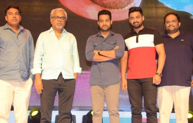 Naa-Nuvve-Movie-Pre-Release-Event-10