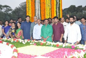 Nandamuri-Family-at-NTR-Ghat-07