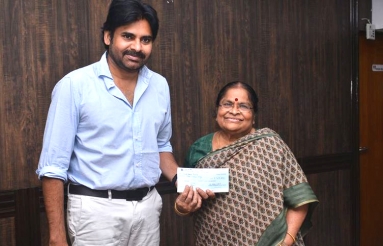 Pawan-Kalyan-Mother-Donates-Fund-For-Janasena-01