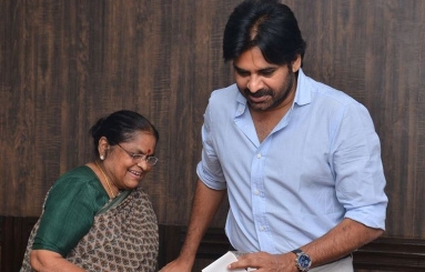 Pawan-Kalyan-Mother-Donates-Fund-For-Janasena-02