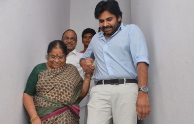 Pawan-Kalyan-Mother-Donates-Fund-For-Janasena-04