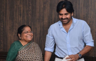 Pawan-Kalyan-Mother-Donates-Fund-For-Janasena-05