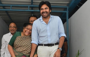 Pawan-Kalyan-Mother-Donates-Fund-For-Janasena-09