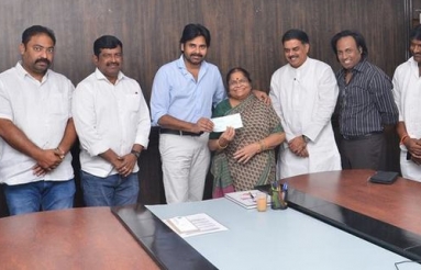 Pawan-Kalyan-Mother-Donates-Fund-For-Janasena-11