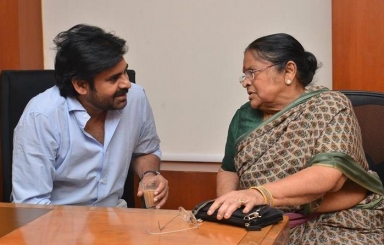 Pawan-Kalyan-Mother-Donates-Fund-For-Janasena-12