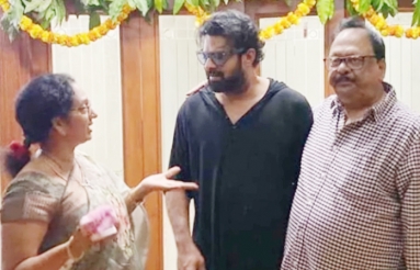 Prabhas-Celebrates-Diwali-With-His-Family-01