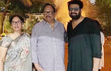 Prabhas-Celebrates-Diwali-With-His-Family-03