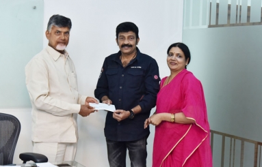 Rajasekhar-Jeevitha-Donates-Titli-Cyclone-Victims-01