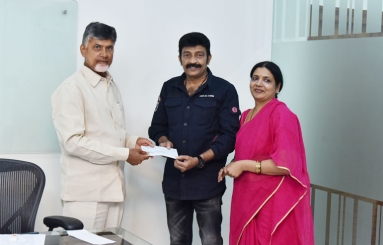 Rajasekhar-Jeevitha-Donates-Titli-Cyclone-Victims-05