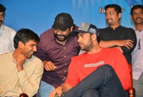 Tholi-Prema-Team-At-Vignan-College-Guntur-02