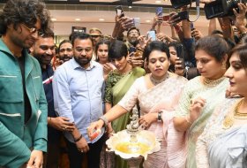 Vijay-Devarakonda-Launches-KLM-Shopping-Mall-04