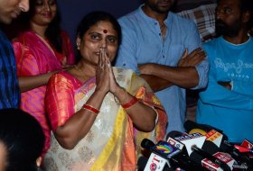 YS-Vijayamma-Press-Meet-About-Yatra-Movie-05