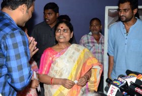 YS-Vijayamma-Press-Meet-About-Yatra-Movie-08