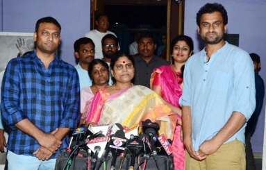 YS-Vijayamma-Press-Meet-About-Yatra-Movie-10