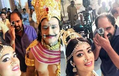 Shriya-Saran-With-NTR-Kathanayakudu-Movie-Team-01