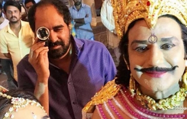 Shriya-Saran-With-NTR-Kathanayakudu-Movie-Team-03