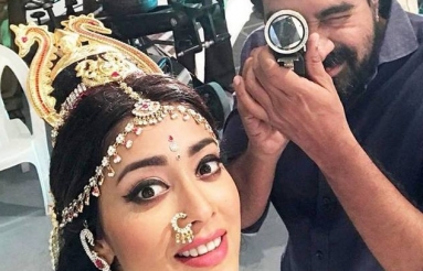 Shriya-Saran-With-NTR-Kathanayakudu-Movie-Team-04