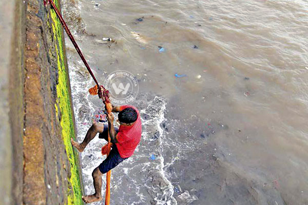 Money floating in Mumbai sea