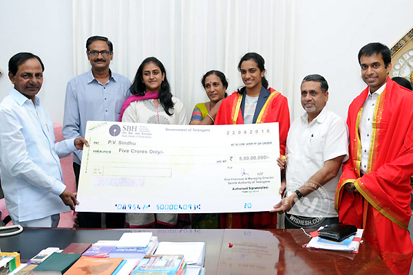 KCR Felicitates PV Sindhu Photos