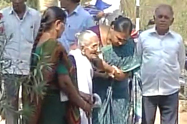 PM Modi Mother Heeraben Modi Visits Bank Pics