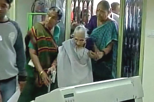 PM Modi Mother Heeraben Modi Visits Bank Pics