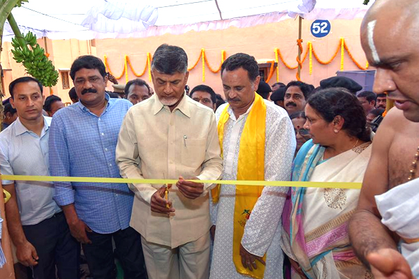 Chandrababu Naidu at JNNURM housing colony Pics