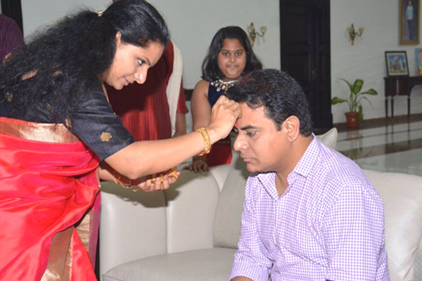 Kavitha Ties Rakhi To KTR Photos