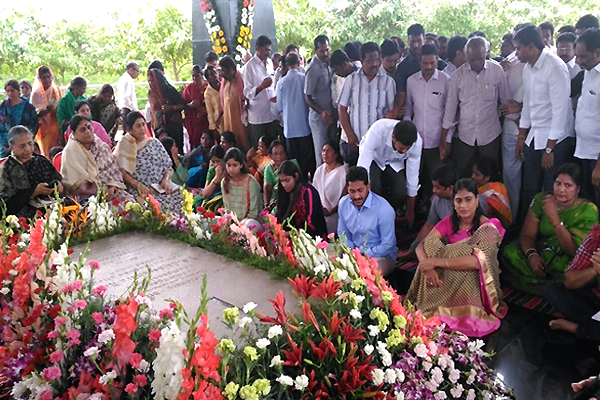 YS Jagan Pays Tributes At YSR Ghat