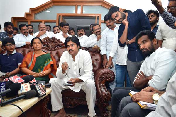Pawan Kalyan Met Paritala Sunitha