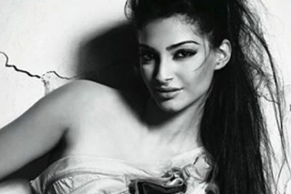 Gorgeous Sonam continues to appeal