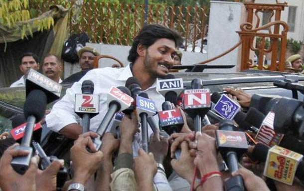 Widow of YSR blames Cong for Jagans arrest