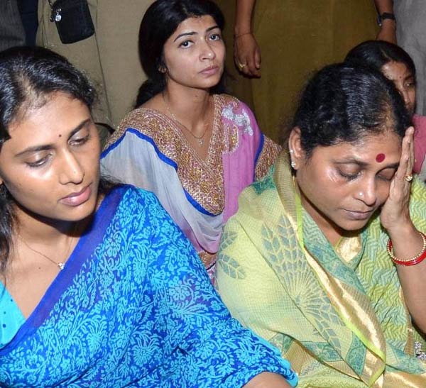 Widow of YSR blames Cong for Jagans arrest