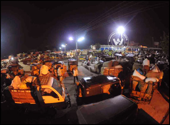 Farmers-at-Khammam-Market-Yard