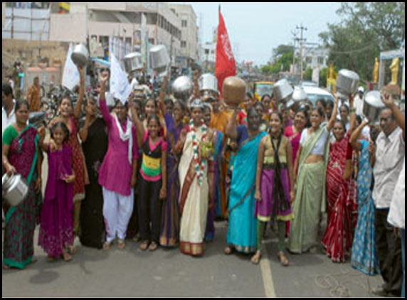 Kaikaluru Women with empty water containers