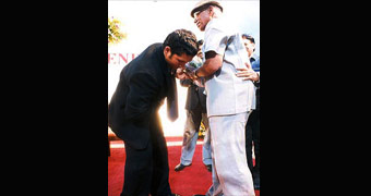 Sachin-salutes-01