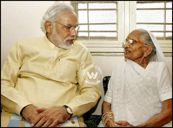 Narendra Modi took blessings of his mother