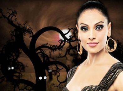 Hot Bipasha turns cold seeing frenzy crowds in Bangalore