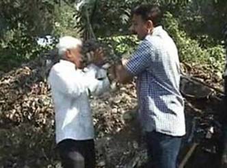 MNS  corporator slaps a 65 years old private contractor