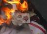Jantar Mantar, Jantar Mantar, anna supporters in surat burn posters of anna, Jantar mantar